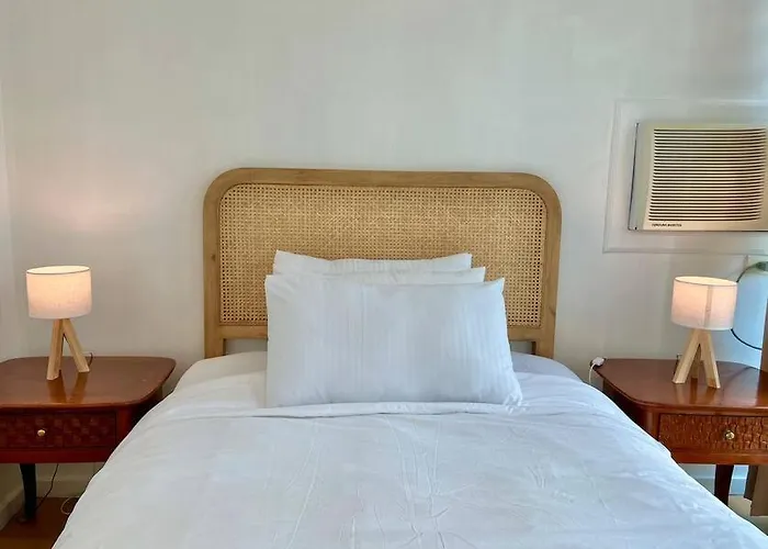 Charming 3-br In Bgc Apartment