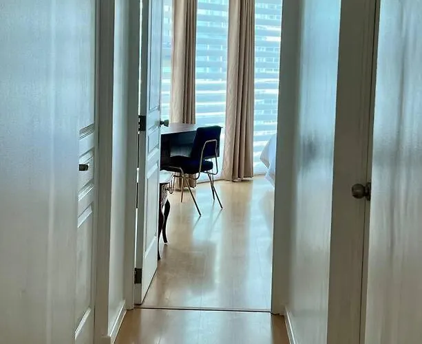 Charming 3-br In Bgc Apartment