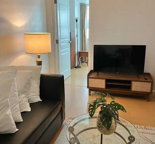 Charming 3-br In Bgc Apartment *