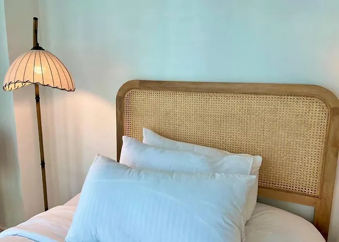 Charming 3-br In Bgc Apartment