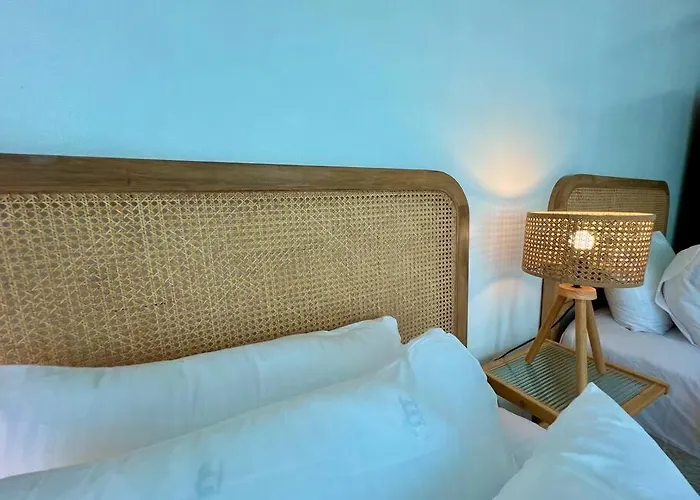 Charming 3-br In Bgc Apartment *