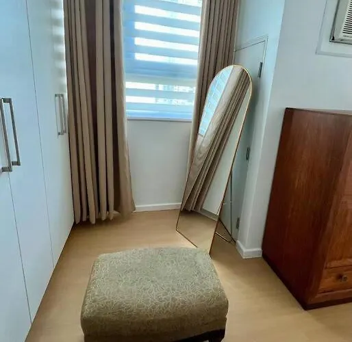 Charming 3-br In Bgc Apartment