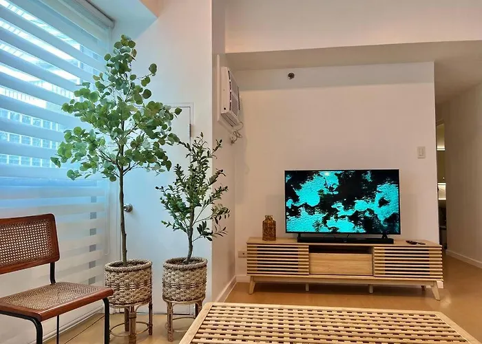 Charming 3-br In Bgc Apartment *