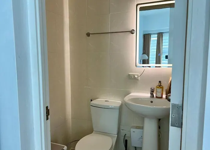 Charming 3-br In Bgc Apartment
